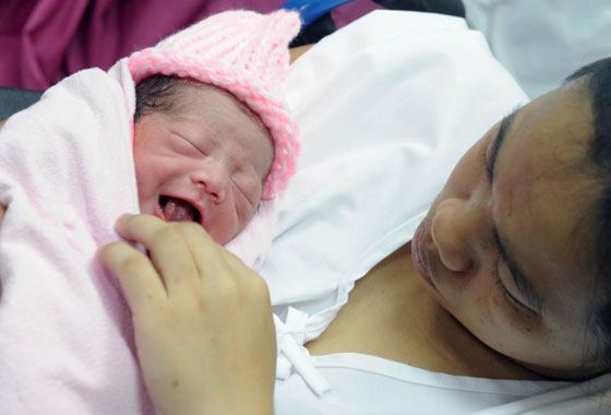 طفلة تكمل المائة مليون في الفلبين!! صورة رقم 4