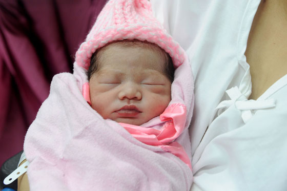 طفلة تكمل المائة مليون في الفلبين!! صورة رقم 5