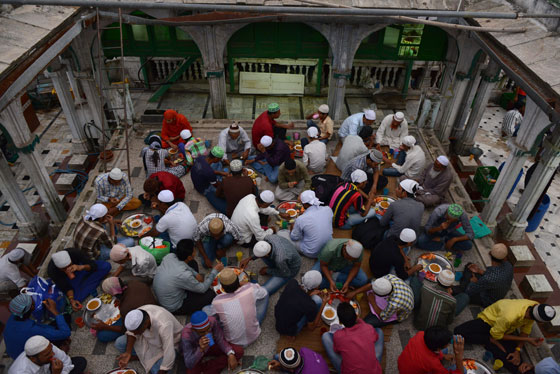 صور المسلمين في العالم يستقبلون عيد الفطر بصلاة العيد صورة رقم 12