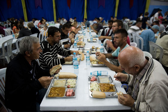 صور المسلمين في العالم يستقبلون عيد الفطر بصلاة العيد صورة رقم 20