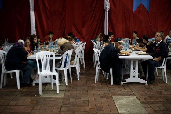 صور المسلمين في العالم يستقبلون عيد الفطر بصلاة العيد صورة رقم 21