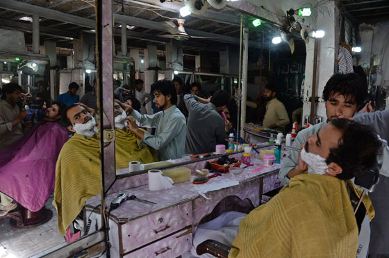 صور المسلمين في العالم يستقبلون عيد الفطر بصلاة العيد صورة رقم 22