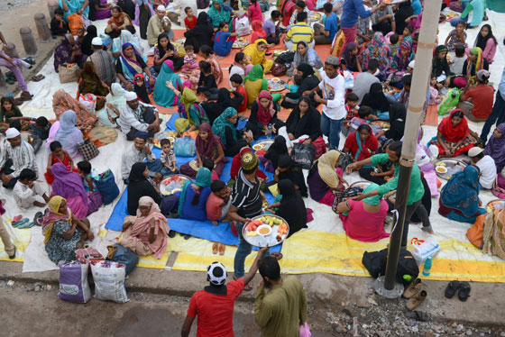 صور المسلمين في العالم يستقبلون عيد الفطر بصلاة العيد صورة رقم 29