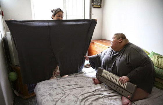 بالصور.. ربع طن تثقل كاهل شاب صيني وتعجِّز اسرته صورة رقم 1