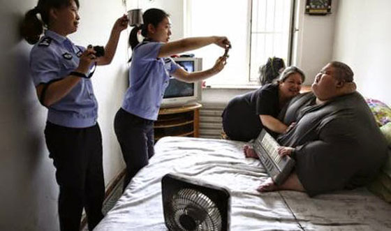 بالصور.. ربع طن تثقل كاهل شاب صيني وتعجِّز اسرته صورة رقم 4