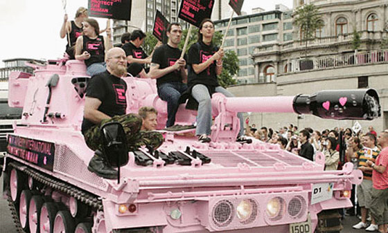 بهذه الوسائل الغريبة ايضا.. يكافحون الشغب ويفرقون المظاهرات صورة رقم 6