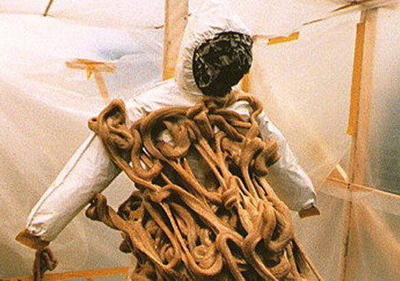 بهذه الوسائل الغريبة ايضا.. يكافحون الشغب ويفرقون المظاهرات صورة رقم 9