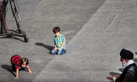 لماذا اخفت الوكالات الايرانية صور احفاد خامنئي اثناء صلاة العيد؟ صورة رقم 2