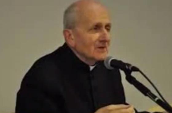 خلاف ساخن بين قس وشيطان على جسد فتاة صورة رقم 3