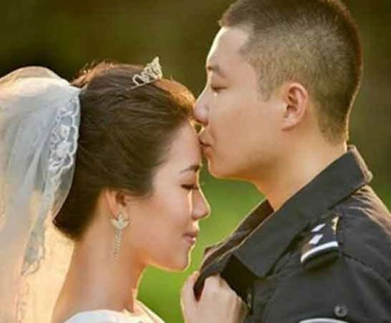  بسبب ضيق الوقت.. شرطي صيني يحتفل بزفافه في معسكر تدريب صورة رقم 3