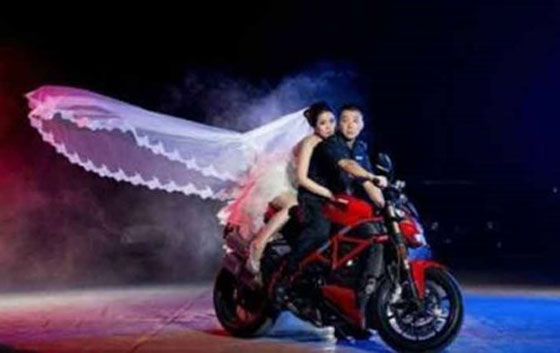  بسبب ضيق الوقت.. شرطي صيني يحتفل بزفافه في معسكر تدريب صورة رقم 6