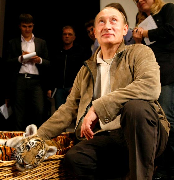 اوباما وبوتين في صحبة الحيوانات.. الاول مع كلب والثاني مع فهد صورة رقم 2