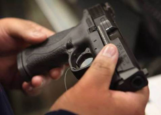 طفل في الخامسة يطلق النار على طفلة في  الثالثة صورة رقم 1