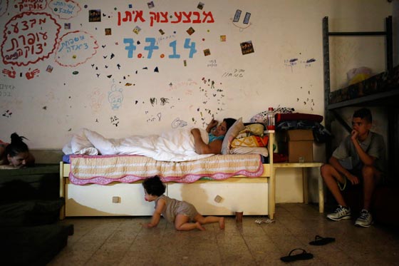 بالصور.. الطفولة تدفع دمعها ودمها في حرب لا شبق لها فيها ولا عبق صورة رقم 2