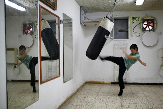 بالصور.. الطفولة تدفع دمعها ودمها في حرب لا شبق لها فيها ولا عبق صورة رقم 3