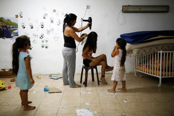 بالصور.. الطفولة تدفع دمعها ودمها في حرب لا شبق لها فيها ولا عبق صورة رقم 4