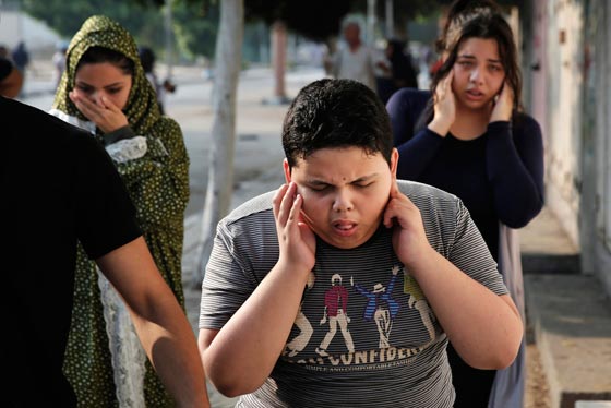 بالصور.. الطفولة تدفع دمعها ودمها في حرب لا شبق لها فيها ولا عبق صورة رقم 6