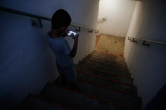 بالصور.. الطفولة تدفع دمعها ودمها في حرب لا شبق لها فيها ولا عبق صورة رقم 11