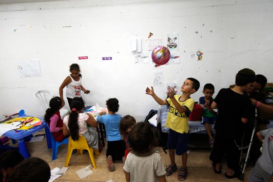 بالصور.. الطفولة تدفع دمعها ودمها في حرب لا شبق لها فيها ولا عبق صورة رقم 12