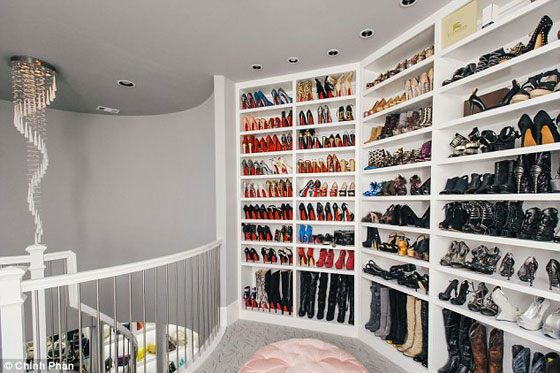 شاهدها بالصور.. اكبر خزانة في العالم تمتد على ثلاثة طوابق صورة رقم 10