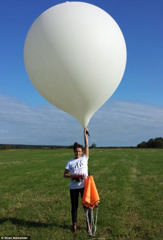 آلاف البريطانيين يبحثون عن ماسة اسقطها محل مجوهرات من السماء صورة رقم 4