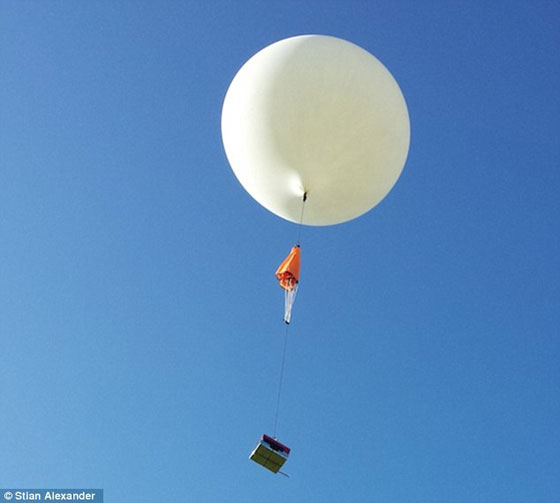 آلاف البريطانيين يبحثون عن ماسة اسقطها محل مجوهرات من السماء صورة رقم 5