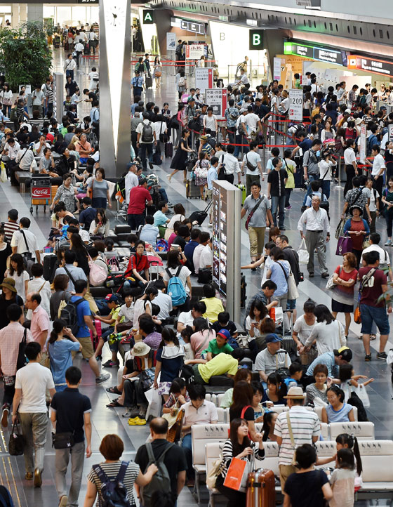 اعصار هالونج يضطر السلطات اليابانية لاخلاء مئات الآلالف من النسمات صورة رقم 11