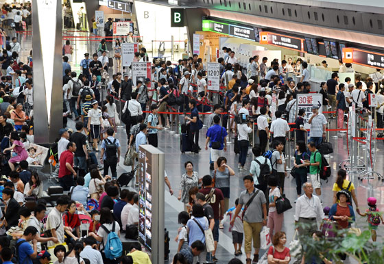 اعصار هالونج يضطر السلطات اليابانية لاخلاء مئات الآلالف من النسمات صورة رقم 12