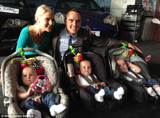 بالصور.. والدان يطليان اظافر توائمهما الثلاثة كل بلون للتمييز بينهم!! صورة رقم 12