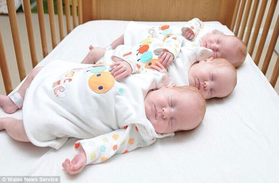 بالصور.. والدان يطليان اظافر توائمهما الثلاثة كل بلون للتمييز بينهم!! صورة رقم 13