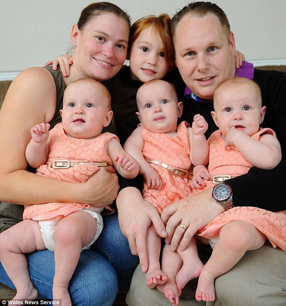 بالصور.. والدان يطليان اظافر توائمهما الثلاثة كل بلون للتمييز بينهم!! صورة رقم 6