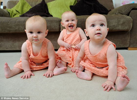 بالصور.. والدان يطليان اظافر توائمهما الثلاثة كل بلون للتمييز بينهم!! صورة رقم 3