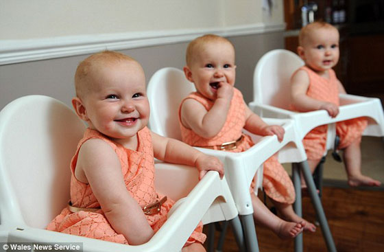 بالصور.. والدان يطليان اظافر توائمهما الثلاثة كل بلون للتمييز بينهم!! صورة رقم 5