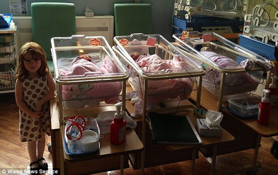 بالصور.. والدان يطليان اظافر توائمهما الثلاثة كل بلون للتمييز بينهم!! صورة رقم 14