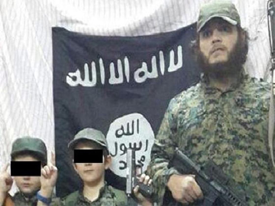 ابو مصعب الاسترالي اكثر الداعشيين دموية ينشر صورة لطفله وهو يحمل رأسا مقطوعة صورة رقم 3