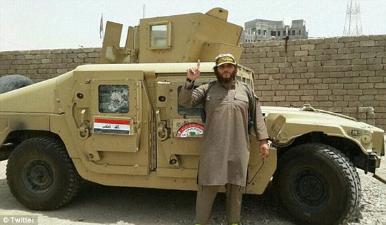 ابو مصعب الاسترالي اكثر الداعشيين دموية ينشر صورة لطفله وهو يحمل رأسا مقطوعة صورة رقم 5