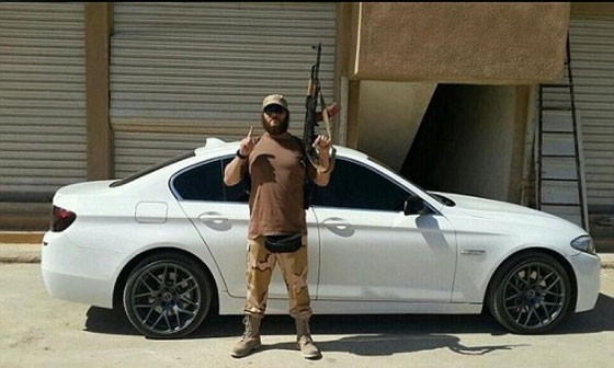 ابو مصعب الاسترالي اكثر الداعشيين دموية ينشر صورة لطفله وهو يحمل رأسا مقطوعة صورة رقم 4