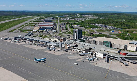 امرأة تتسلق الجدار الامني للمطار لمنع طائرة تقل زوجها من الاقلاع صورة رقم 3