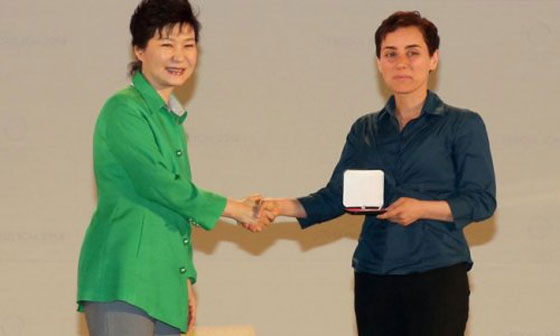  روحاني ينشر صورة لعالمة ايرانية غير محجبة ويتعرض لانتقادات صورة رقم 2