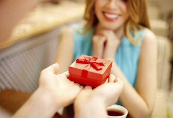 الاحتفال بالفالنتاين يكلف شبانا السجن الفعلي والجلد العلني  صورة رقم 1