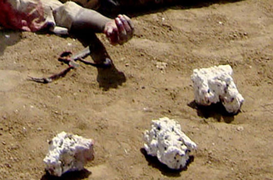  داعش يرجم احد مقاتليه لاغتصابه فتاة سورية صورة رقم 1