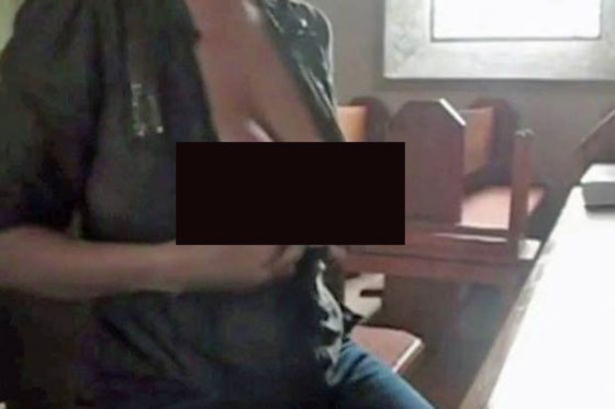 شابة نمساوية تنتهك حرمة الكنيسة وتصور فيديو اباحي داخلها صورة رقم 1