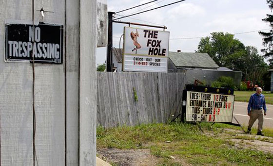 راقصات خلع الملابس في ملهى ليلي يتظاهرن امام الكنيسة صورة رقم 4