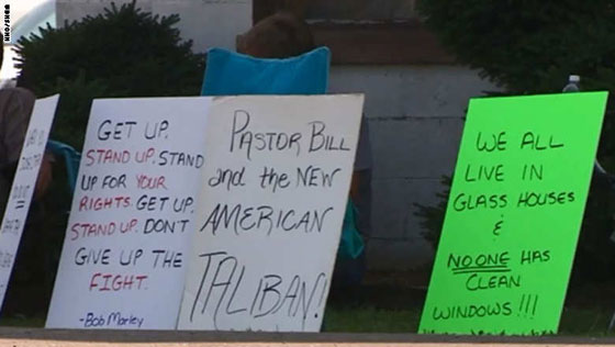 راقصات خلع الملابس في ملهى ليلي يتظاهرن امام الكنيسة صورة رقم 6