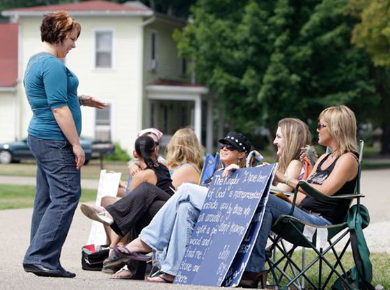 راقصات خلع الملابس في ملهى ليلي يتظاهرن امام الكنيسة صورة رقم 5