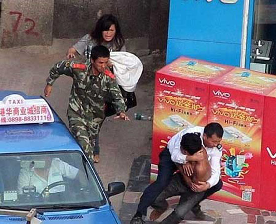 بالصور.. اعتقال صيني خطف حبيبته وهدد بقتلها ما لم تتزوجه صورة رقم 6