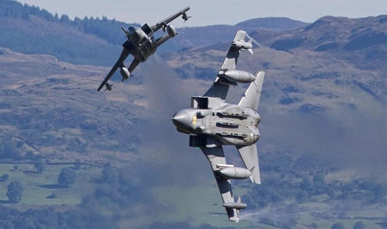 لأول مرة.. مقاتلات امريكية تقصف مواقع داعش في الرقة السورية صورة رقم 5