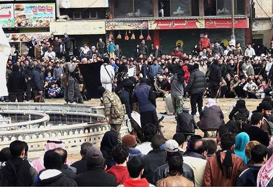 لأول مرة.. مقاتلات امريكية تقصف مواقع داعش في الرقة السورية صورة رقم 1