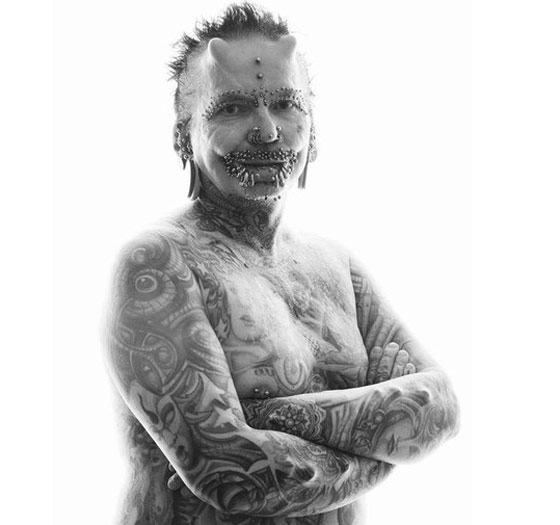  بالصور.. دبي تمنع ذو القرنين و453 ثقبا من دخول اراضيها صورة رقم 3