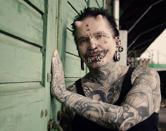  بالصور.. دبي تمنع ذو القرنين و453 ثقبا من دخول اراضيها صورة رقم 2